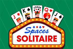 Spelkort med kung, drottning, knekt och joker ovanför en ljus skylt med orden Spaces Solitaire mot en grön bakgrund