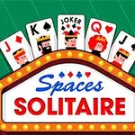 Spelkort med kung, drottning, knekt och joker ovanför en ljus skylt med orden Spaces Solitaire mot en grön bakgrund