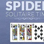 Fyra spelkort med spaderkung, spaderdam, spaderknekt och spadertio visas på en blå bakgrund
