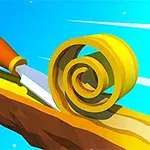 En kniv skalar en trästock, och det bildas en gul spiral av träflisor mot en blå bakgrund