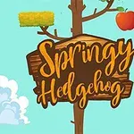 En tecknad igelkott håller ett äpple bredvid en trädstam med texten Springy Hedgehog på en skylt, mot en himmel med moln
