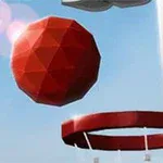 En röd, multifacetterad boll svävar nära en basketkorg med himlen i bakgrunden