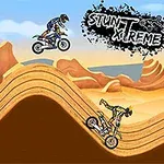 Tre motorcyklister utför trick i en ökenlandskap med sandiga kullar under en klar himmel