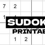 Sudokupussel med delvis ifyllda siffror och texten SUDOKU PRINTABLE överlagd i mitten
