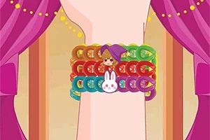 Färggranna armband med figurer, inklusive en kanin, på en handled mot en bakgrund med draperade gardiner