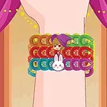 Färggranna armband med figurer, inklusive en kanin, på en handled mot en bakgrund med draperade gardiner