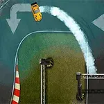En gul bil driftar genom en skarp kurva på en asfaltsbana med vita rökspår bakom sig och synliga vägmarkeringar