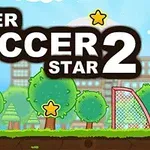 Tecknad bild med gröna träd, en fotboll, stjärnor och ett mål på en gräsplan med texten SUPER SOCCER STAR 2