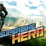 En motorcykel kör på en landsväg mot bergen under en klarblå himmel med texten Superbike Hero i förgrunden