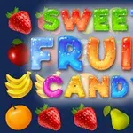 Färggranna bokstäver som bildar orden Sweet Fruit Candy omgivna av olika frukter som jordgubbar, apelsiner, blåbär och bananer