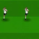 Två fotbollsspelare i vita tröjor jagar en spelare i gul tröja på en grön plan