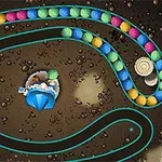 En spiralformad rad av flerfärgade bollar rör sig längs en slingrande bana med en central figur som skjuter bollar