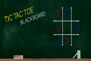 Svart tavla med kritor och ett tre-i-rad spel där X och O är ritade