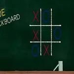 Svart tavla med kritor och ett tre-i-rad spel där X och O är ritade