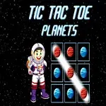 En glad astronaut står bredvid ett rymdinspirerat tic-tac-toe-spel med planeter som symboler mot en stjärnfylld bakgrund