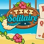 Ett strandtema med en skylt som säger Tiki Solitaire, snäckor, blommor och spelkort med figurer vid havet