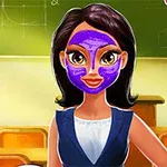 Kvinna med lila ansiktsmask i klassrum med svarta tavlan i bakgrunden