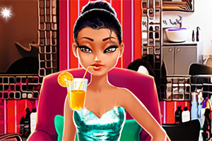 Kvinna i glittrig klänning sitter i en fåtölj och dricker juice med sugrör i ett stiliserat rum