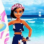 Kvinna i blå blommig klänning med ett surfbräde står framför en strand och havet, bär en blomsterkrans
