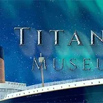 Texten Titanic Museum visas ovanför ett skepp på en bakgrund med norrsken
