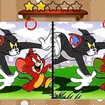 Tecknad bild med två liknande scener där en svart katt och en brun mus är i rörelse, omgivna av markerade skillnader att upptäcka