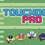 Fem amerikanska fotbollsspelare i olika färger är uppradade nedanför texten TOUCHDOWN PRO på en grön fotbollsplan i ett pixlat retrodesign