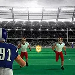 En amerikansk fotbollsspelare i blå uniform springer med bollen på en upplyst fotbollsarena, jagad av två motståndare i vita och röda uniformer