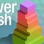 Flerfärgat, stegvis blocktorn mot en grön och blå bakgrund med texten tower rush till vänster
