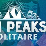 Tri Peaks Solitaire-logotyp med spelkort och illustration av bergstoppar mot en grön och blå bakgrund