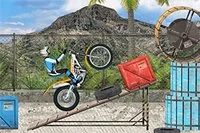 Åk motorcykel och klara många hinder på banan
