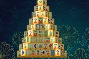 En pyramidformad stapel av mahjong-brickor mot en mörkblå bakgrund med blommönster