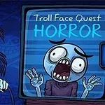 Tecknad figur med långt svart hår skrattar och håller spelkontroller bredvid en TV-skärm som visar en skrämd ansiktsuttryck och texten Troll Face Quest Horror
