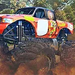 Röd monstertruck kör igenom lerig terräng omgiven av träd
