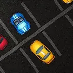 Flera bilar, inklusive en blå bil med racingränder, en gul bil och en ambulans med blått kors, är parkerade i en rutnätsformad parkeringsplats
