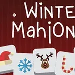 Texten Winter Mahjong med snöflingor ovanför spelbrickor dekorerade med julmotiv som tomteluva, snöflinga, ren, pepparkakskäpp, julkrans och en present