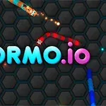 Färgglada ormar slingrar sig på en mörk, hexagonal bakgrund med texten WORMO