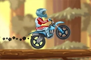 En tecknad motorcykelförare i röd dräkt och hjälm kör över en trästock med skog i bakgrunden