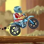 En tecknad motorcykelförare i röd dräkt och hjälm kör över en trästock med skog i bakgrunden