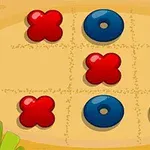Tic-tac-toe-plan med röda X och blå O på en sandfärgad bakgrund